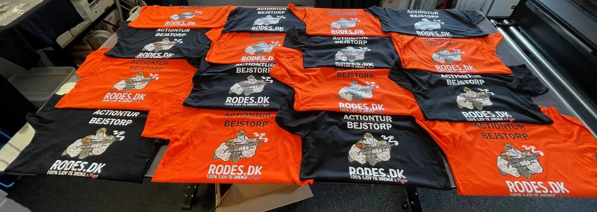 DTF-tryk på T-shirts – arbejdstøj udført af Gtryk for Rodes.dk