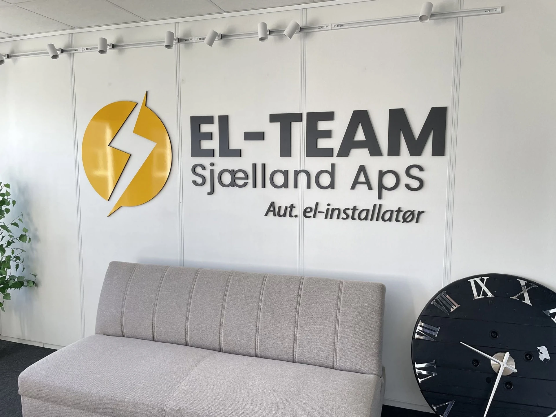 Figurskåret 3D-logo i PVC – skilte udført af Gtryk for El-Team Sjælland ApS