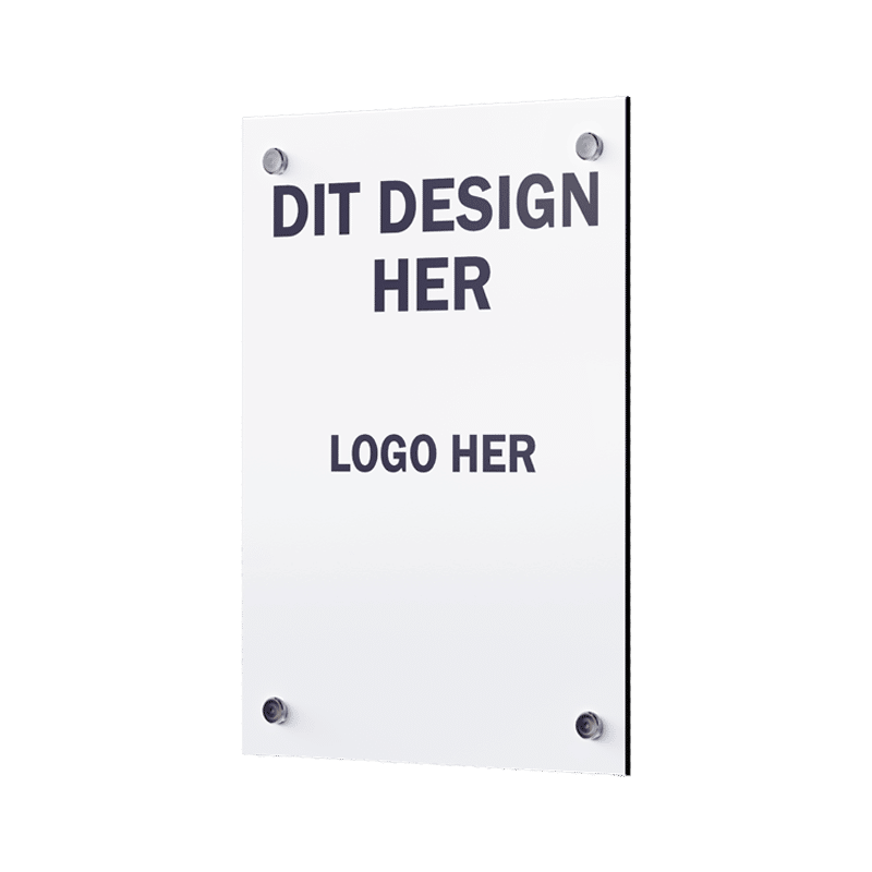 Printet alusandwich-skilt med logo og tekst, laminereret og klar til facademontering