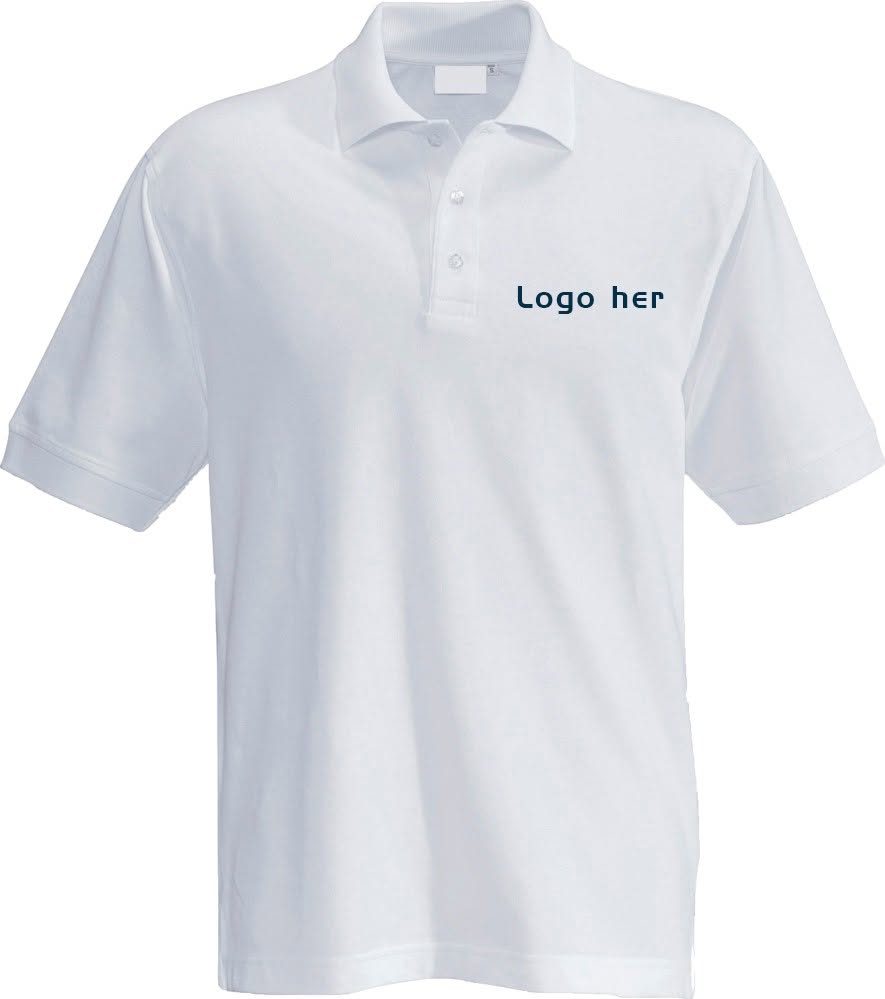 Hvid poloshirt som mockup med teksten 'Logo her' placeret på brystet – eksempel på arbejdstøj med firmalogo.