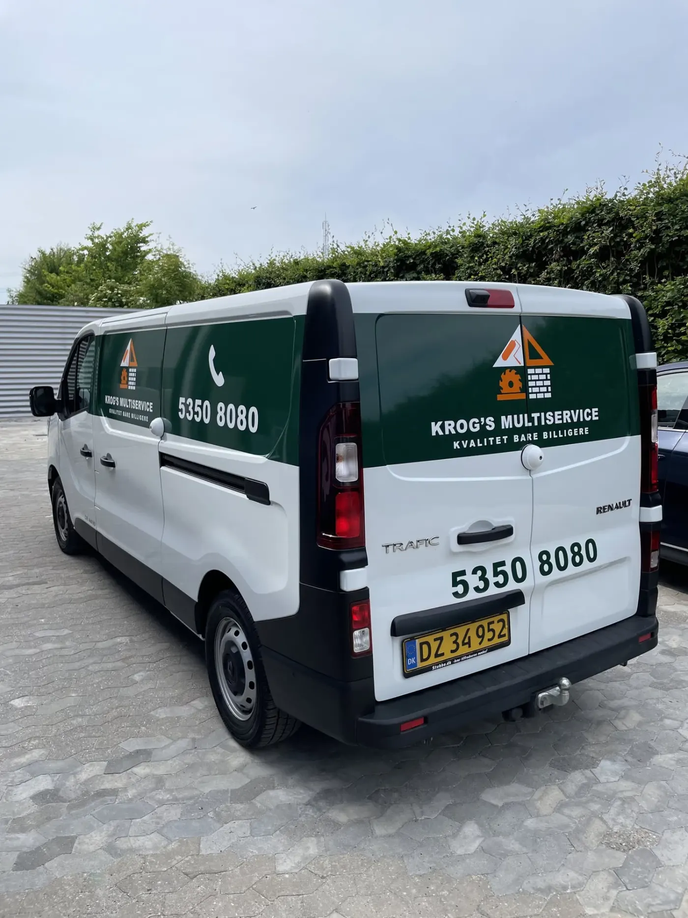 Grøn wrapfolie og figurskåret folie – Krog’s Multiservice