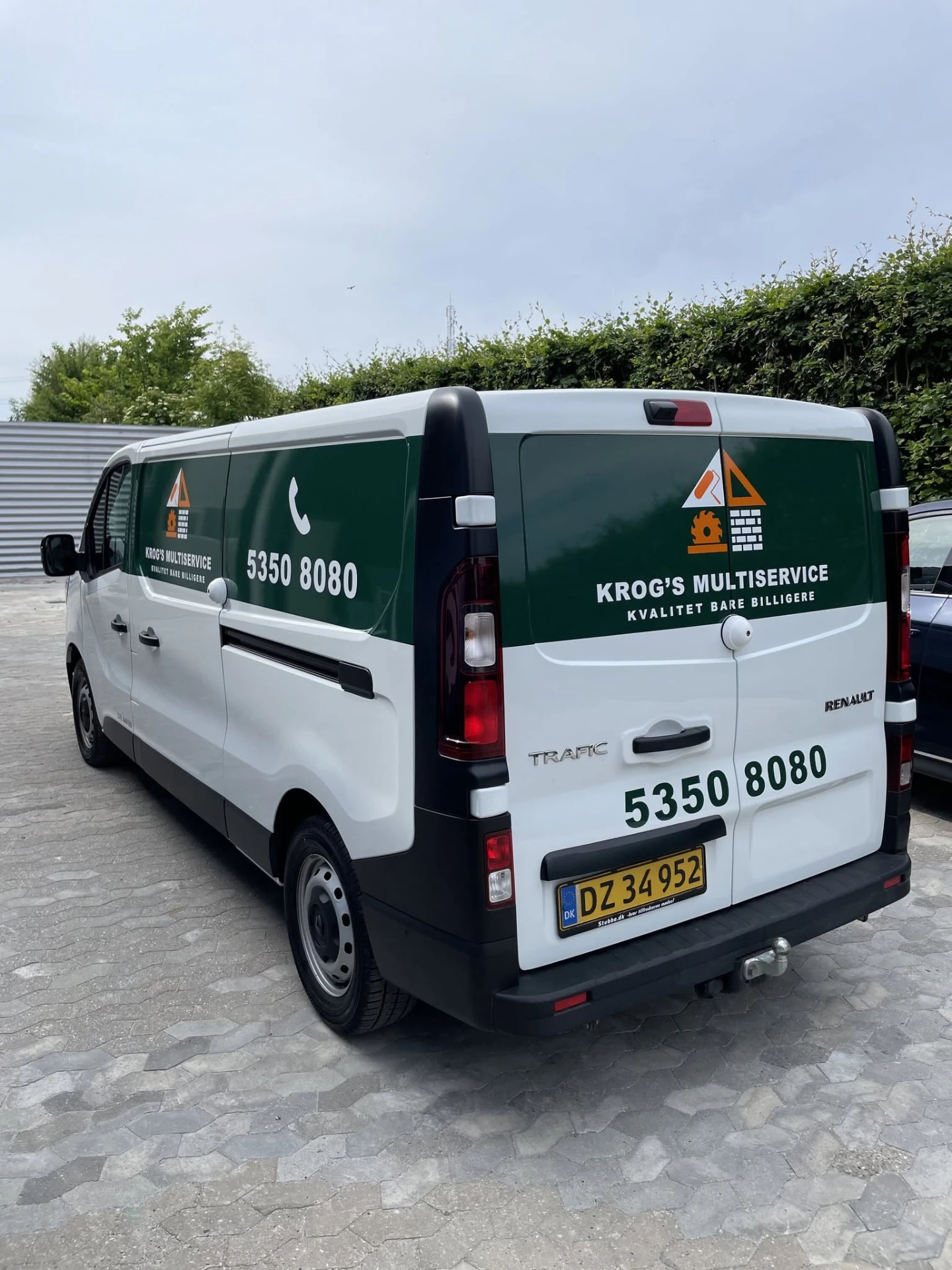 Grøn wrapfolie og figurskåret folie – bildekoration udført af Gtryk for Krog’s Multiservice