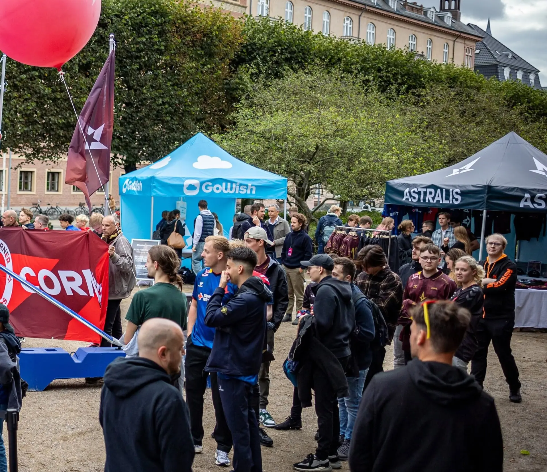 Pop-up telte med eget print – messe udført af Gtryk for Ønskeskyen og Astralis