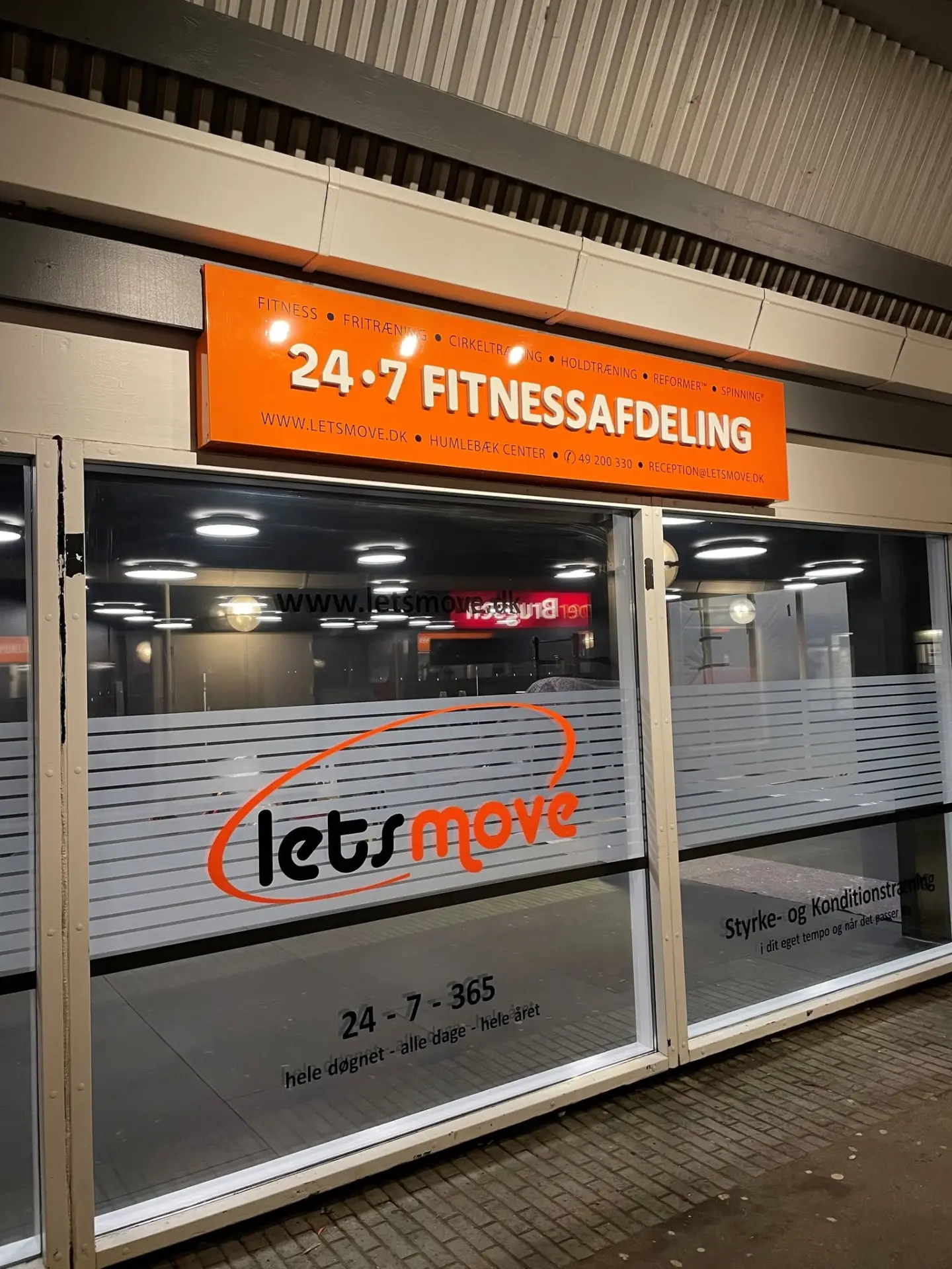 Alubakkeskilt med 3D-bogstaver – Let's Move