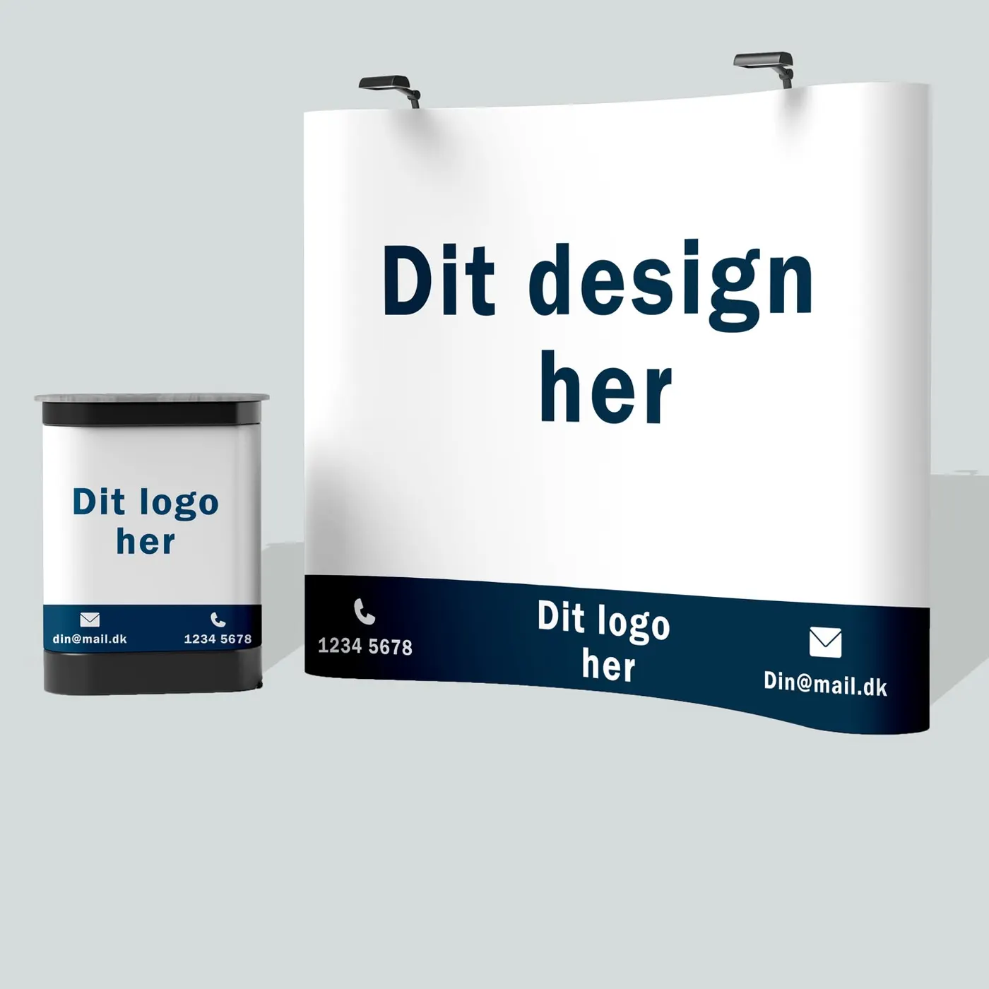Mockup af messestand med buet messevæg og dertilhørende messebord – 'Dit design her'