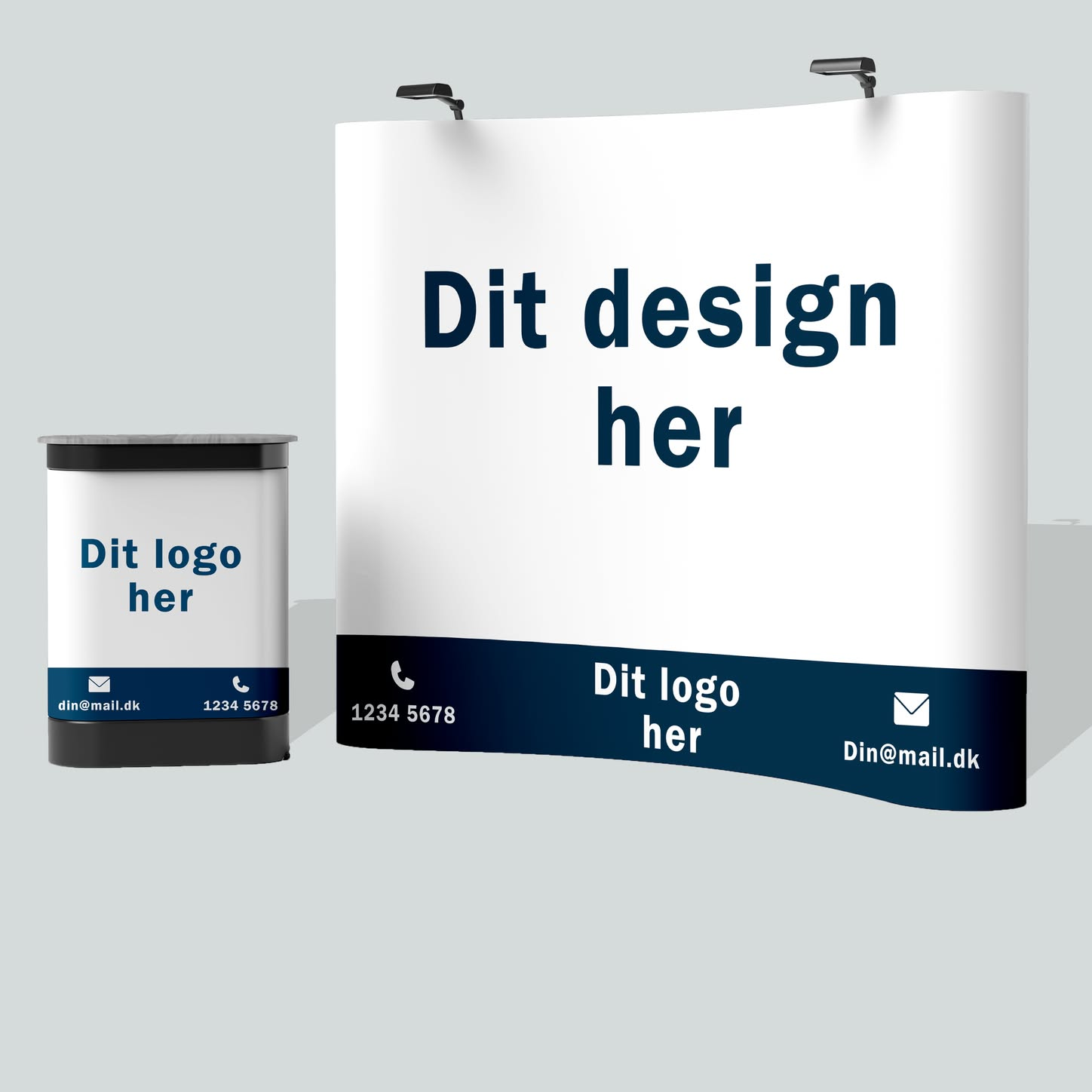 Mockup af messestand med buet messevæg og dertilhørende messebord – 'Dit design her'