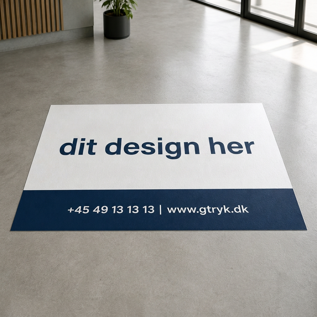 Skridsikker gulvfolie med trykt logo monteret på gulvet i en butik
