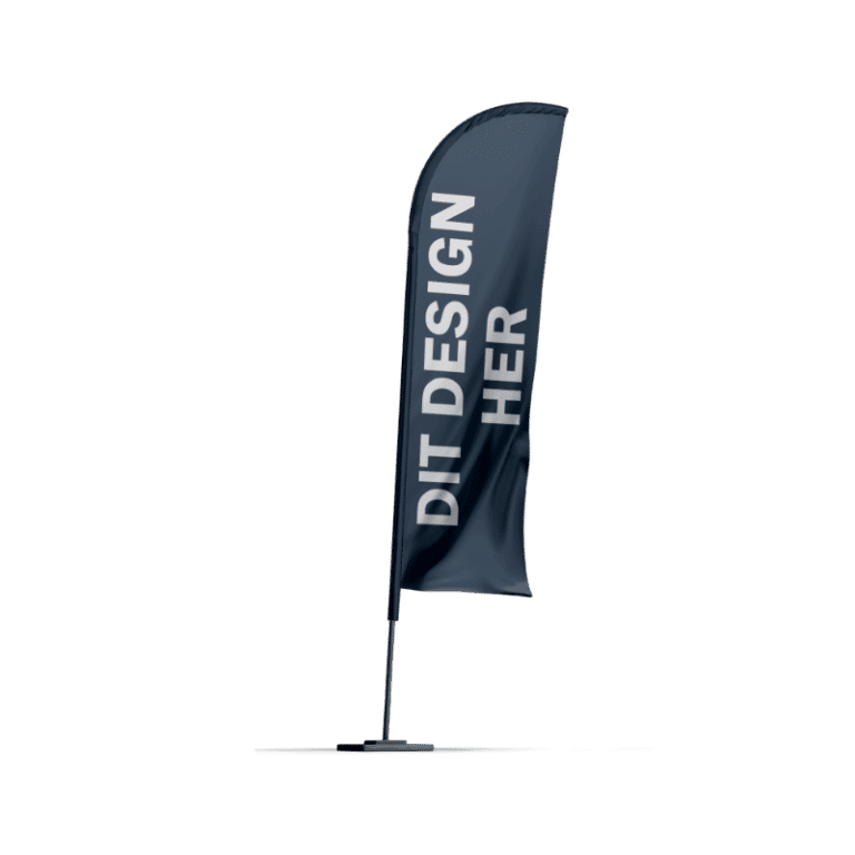 Beachflag på stander med trykt logo, der vajer i vinden ved en butiksindgang